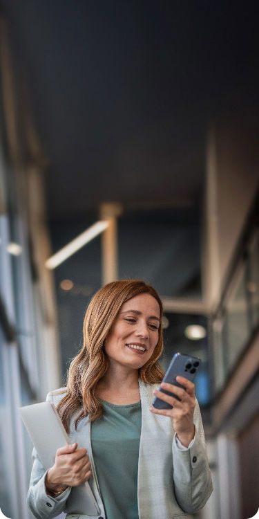 Office employee logging work hours via mobile app – simple and accurate time tracking from the workplace.